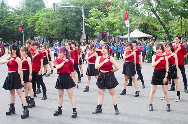 Phố đi bộ Hà Nội hóa sân khấu Carnaval kỷ niệm 20 năm 'Thành phố vì hòa bình' ảnh 5