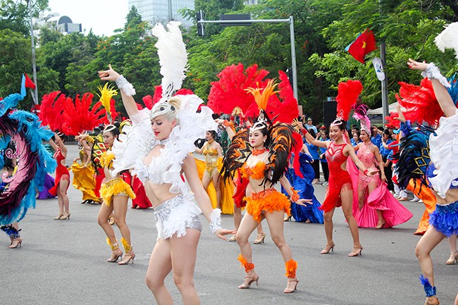 Phố đi bộ Hà Nội hóa sân khấu Carnaval kỷ niệm 20 năm 'Thành phố vì hòa bình' ảnh 4