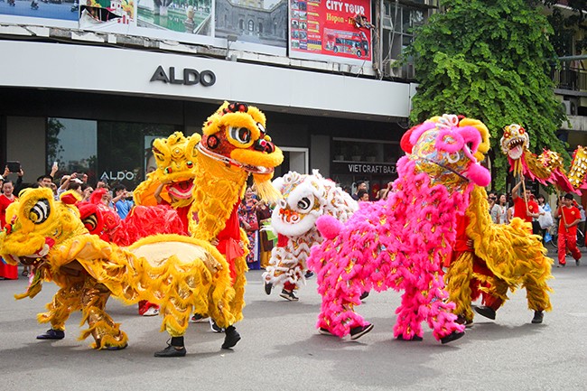 Phố đi bộ Hà Nội hóa sân khấu Carnaval kỷ niệm 20 năm 'Thành phố vì hòa bình' ảnh 2