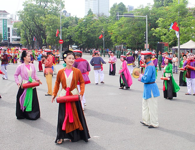 Phố đi bộ Hà Nội hóa sân khấu Carnaval kỷ niệm 20 năm 'Thành phố vì hòa bình' ảnh 6