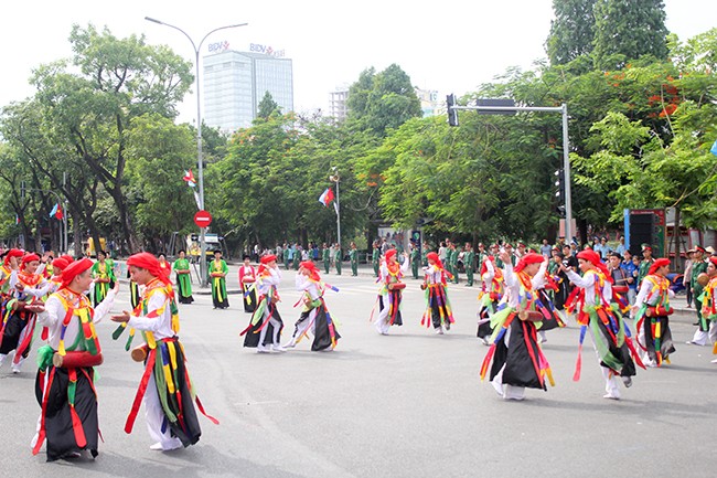 Phố đi bộ Hà Nội hóa sân khấu Carnaval kỷ niệm 20 năm 'Thành phố vì hòa bình' ảnh 7