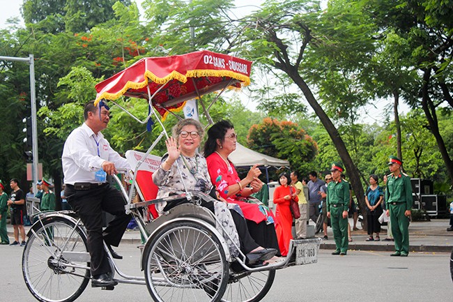 Phố đi bộ Hà Nội hóa sân khấu Carnaval kỷ niệm 20 năm 'Thành phố vì hòa bình' ảnh 8
