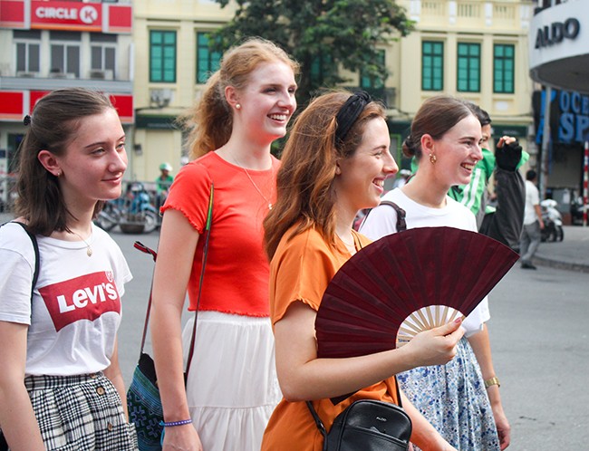 Phố đi bộ Hà Nội hóa sân khấu Carnaval kỷ niệm 20 năm 'Thành phố vì hòa bình' ảnh 10