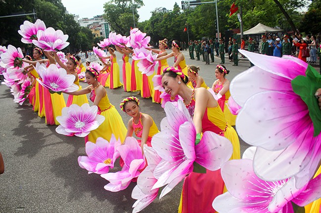 Phố đi bộ Hà Nội hóa sân khấu Carnaval kỷ niệm 20 năm 'Thành phố vì hòa bình' ảnh 11