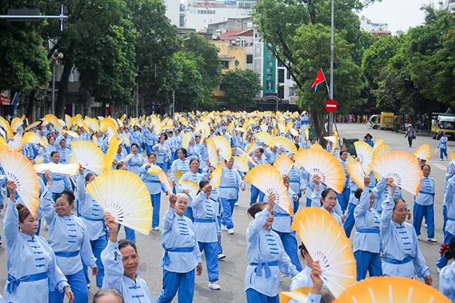 Phố đi bộ Hà Nội hóa sân khấu Carnaval kỷ niệm 20 năm 'Thành phố vì hòa bình' ảnh 12
