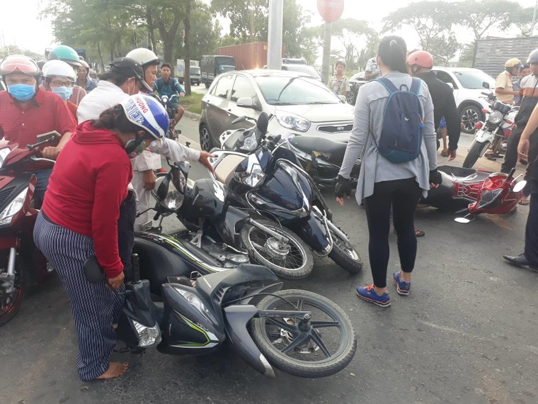 Tài xế KIA Morning kẹt chân ga tông hàng loạt xe máy dừng đèn đỏ ảnh 1