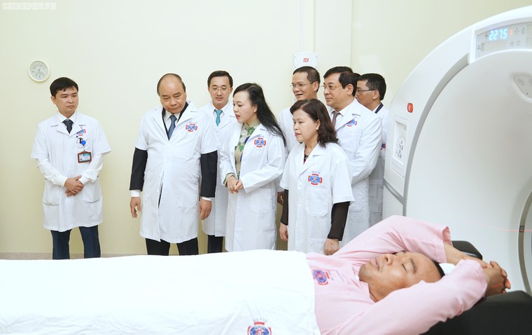 Thủ tướng thăm, làm việc tại Bệnh viện K ảnh 2