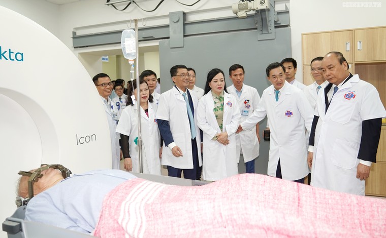 Thủ tướng thăm, làm việc tại Bệnh viện K ảnh 3