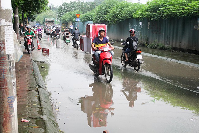 Con phố quanh năm luôn trong tình trạng ngập úng tại Hà Nội ảnh 2