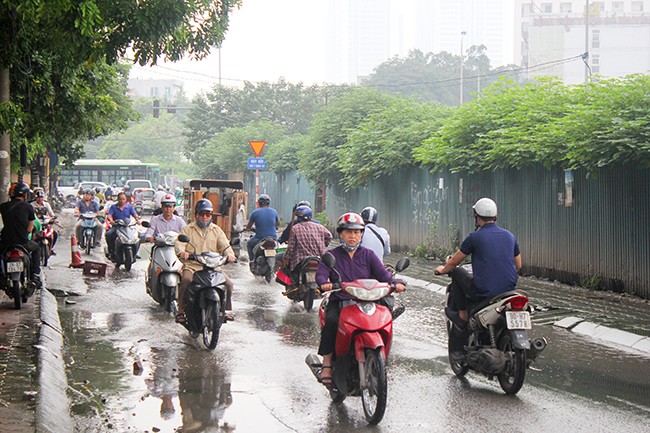 Con phố quanh năm luôn trong tình trạng ngập úng tại Hà Nội ảnh 1