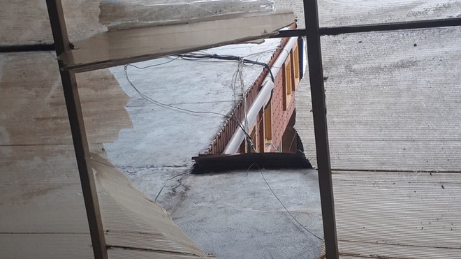 Chiến sĩ cảnh sát rơi từ trên cao khi đang làm nhiệm vụ chữa cháy ảnh 1