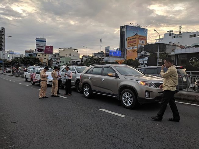 Tai nạn liên hoàn khiến cầu vượt Hàng Xanh tắc nghẽn ảnh 1