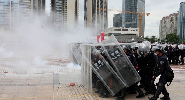 Cảnh sát Hong Kong phun thuốc nhuộm để nhận dạng người biểu tình ảnh 1