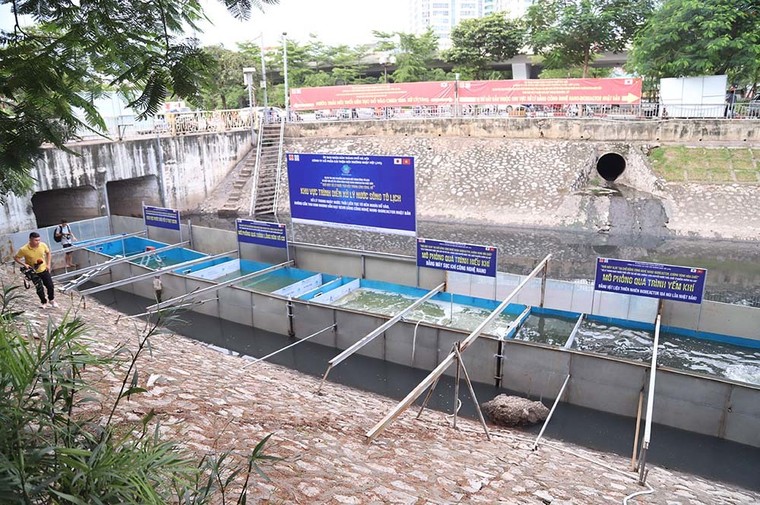 Chuyên gia Nhật Bản đích thân tắm nước sông Tô Lịch đã qua xử lý ảnh 1