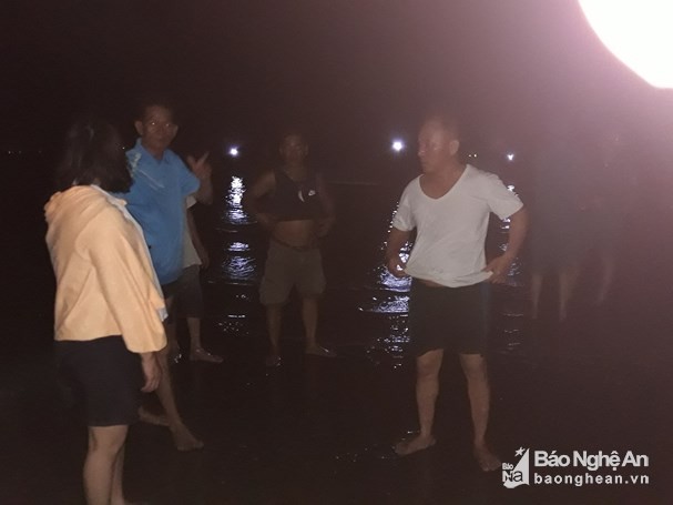 Đưa cả nhà đi nghỉ mát, người cha bị sóng cuốn mất tích ảnh 1