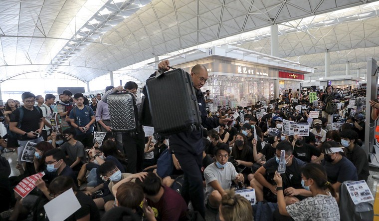 Hành khách ngán ngẩm trước cảnh biểu tình tại sân bay Hong Kong ảnh 1