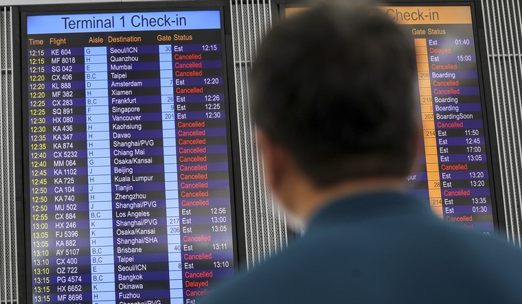 Hành khách ngán ngẩm trước cảnh biểu tình tại sân bay Hong Kong ảnh 3