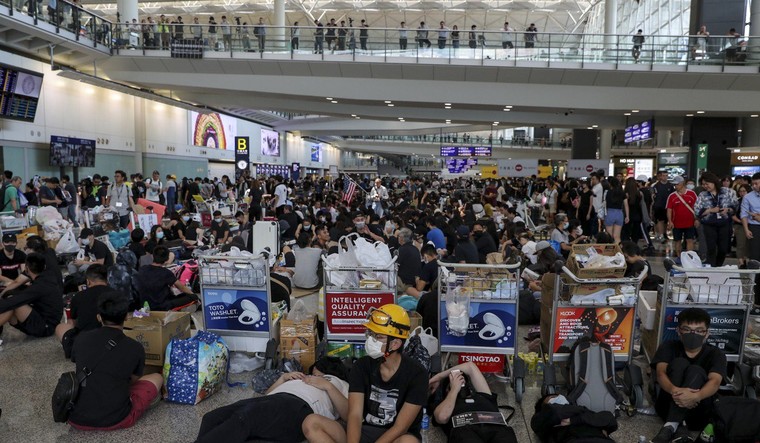 Hành khách ngán ngẩm trước cảnh biểu tình tại sân bay Hong Kong ảnh 2