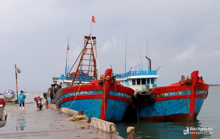 Các tỉnh Bắc Trung Bộ 'căng mình' chống bão số 4 ảnh 5