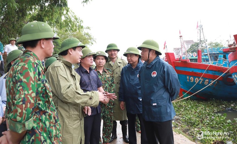 Các tỉnh Bắc Trung Bộ 'căng mình' chống bão số 4 ảnh 3