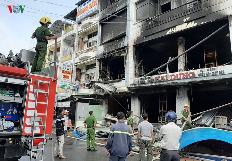 Hỏa hoạn bùng phát, người dân nhảy từ sân thượng thoát thân ảnh 1