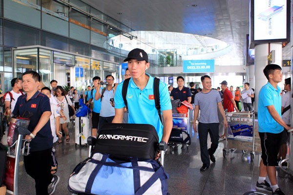 Đội tuyển quốc gia đã về nước ảnh 2