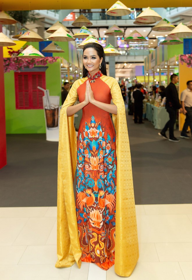 H'Hen Niê diện áo dài, trở lại Thái Lan quảng bá ẩm thực Việt ảnh 1