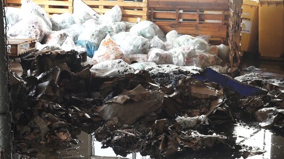 Hỏa hoạn tại nhà máy sản xuất bao bì, 2 công nhân ngạt khói ảnh 1