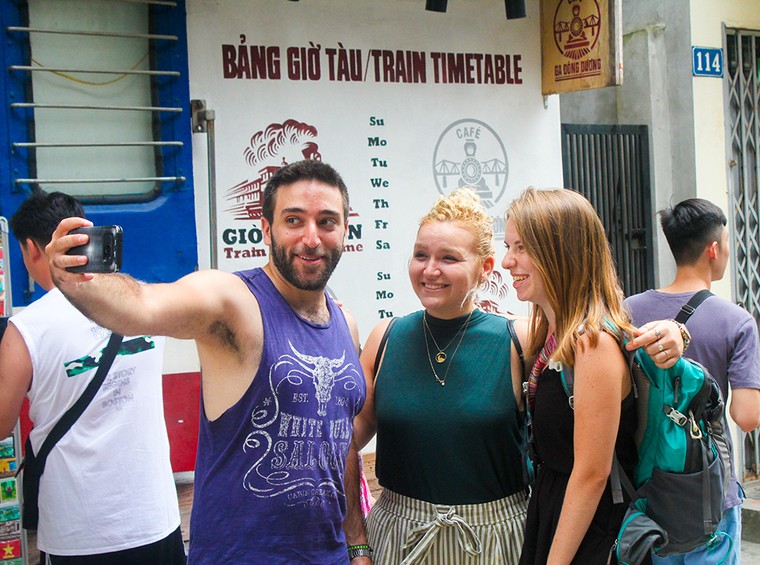 Du khách nước ngoài nói gì khi biết tin cà phê đường tàu bị 'xóa sổ'? ảnh 2