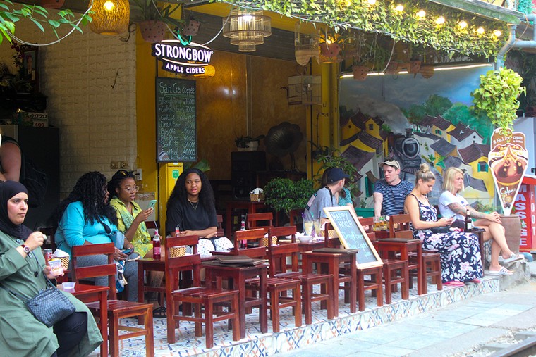 Du khách nước ngoài nói gì khi biết tin cà phê đường tàu bị 'xóa sổ'? ảnh 4