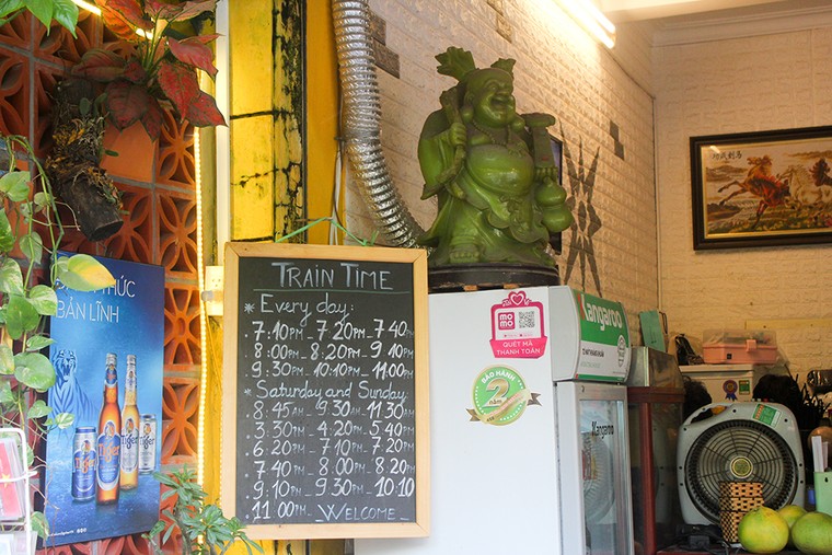 Du khách nước ngoài nói gì khi biết tin cà phê đường tàu bị 'xóa sổ'? ảnh 5