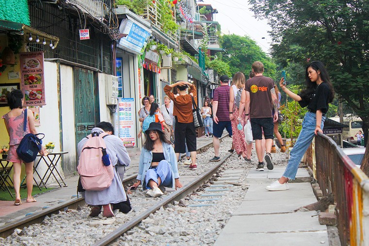 Du khách nước ngoài nói gì khi biết tin cà phê đường tàu bị 'xóa sổ'? ảnh 7