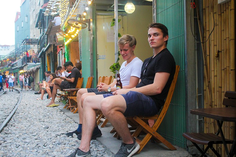 Du khách nước ngoài nói gì khi biết tin cà phê đường tàu bị 'xóa sổ'? ảnh 3