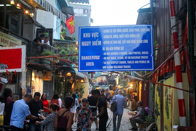 Du khách nước ngoài nói gì khi biết tin cà phê đường tàu bị 'xóa sổ'? ảnh 1