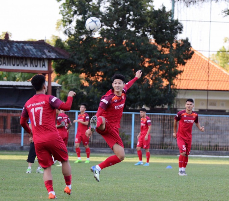 ĐT Việt Nam tập buổi đầu tiên tại Bali: Trở lại với sự tập trung cao độ ảnh 4