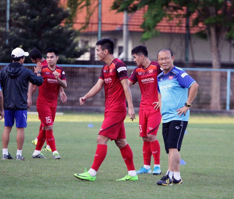 ĐT Việt Nam tập buổi đầu tiên tại Bali: Trở lại với sự tập trung cao độ ảnh 9