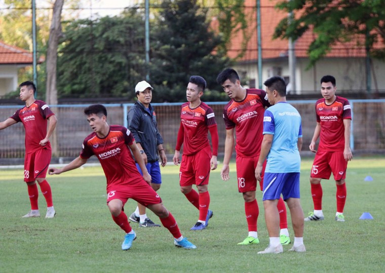 ĐT Việt Nam tập buổi đầu tiên tại Bali: Trở lại với sự tập trung cao độ ảnh 10