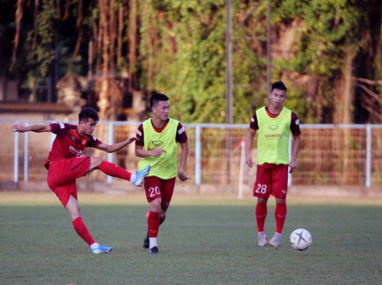 ĐT Việt Nam tập buổi đầu tiên tại Bali: Trở lại với sự tập trung cao độ ảnh 14