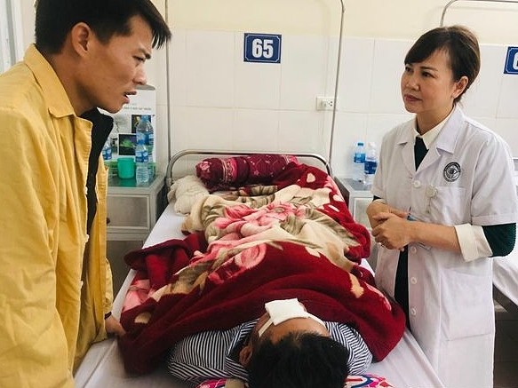 Đốt vàng mã, nam thanh niên bị hỏng một mắt ảnh 1