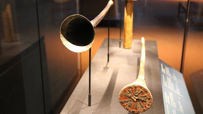 Anh: Trưng bày cặp kèn đem tới 'điềm gở' của pharaoh Tutankhamun ảnh 1