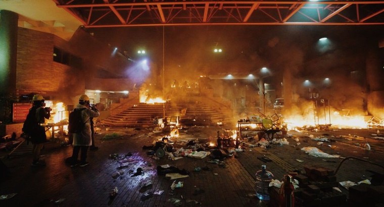 Bất ổn tại Hong Kong: Khói lửa nghi ngút tại trường Đại học Bách khoa ảnh 1