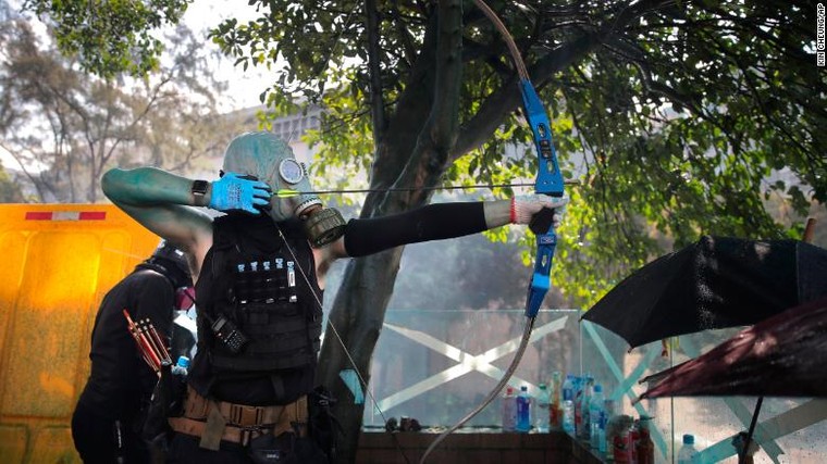 Người biểu tình vẫn cố thủ bên trong Đại học Bách khoa Hong Kong ảnh 2