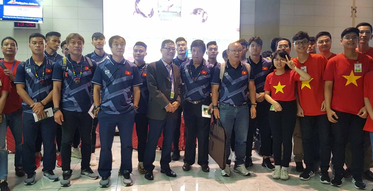 ĐT U22 Việt Nam và ĐT nữ Việt Nam đã có mặt tại Manila- Philippines ảnh 1
