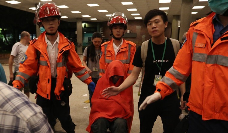 Bất ổn tại Hong Kong: Vận động người biểu tình rời khỏi ĐH Bách khoa ảnh 2