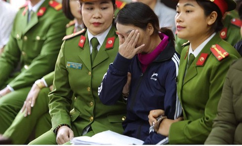 Mẹ nữ sinh giao gà bật khóc tại tòa khi nhắc tới con gái ảnh 1