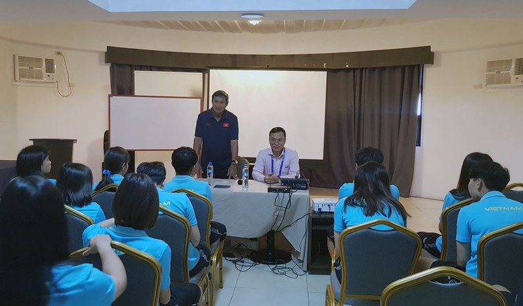 HLV Mai Đức Chung kêu gọi khán giả đến sân cổ vũ ĐT nữ Việt Nam ảnh 1