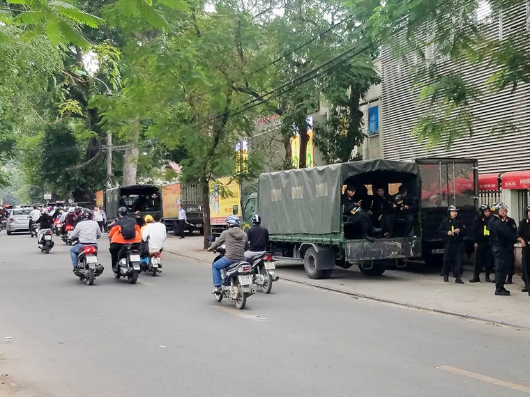 Hàng chục xe ba gác chặn cổng Nhà máy bia Hà Nội ảnh 3