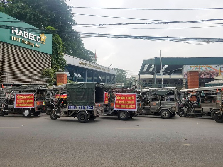 Hàng chục xe ba gác chặn cổng Nhà máy bia Hà Nội ảnh 1