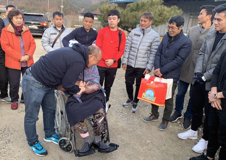 Đại sứ Việt Nam tại Hàn Quốc thăm đội tuyển U23 Việt Nam ảnh 1