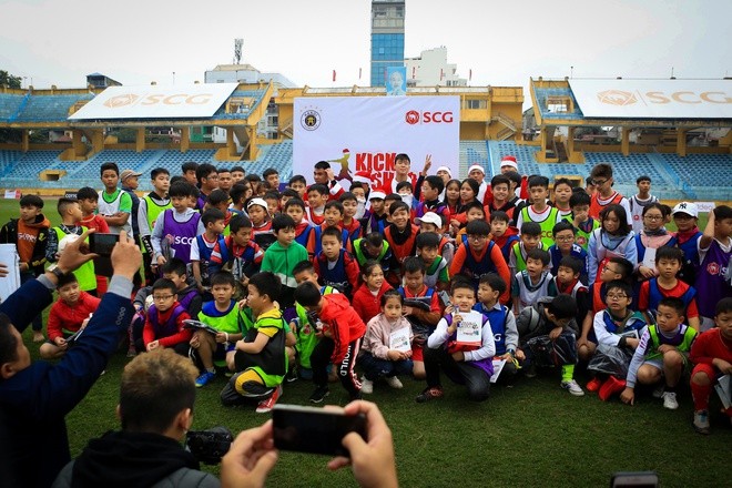 Đức Huy và Duy Mạnh hóa trang thành ông già Noel tặng quà cho fan nhí ảnh 2